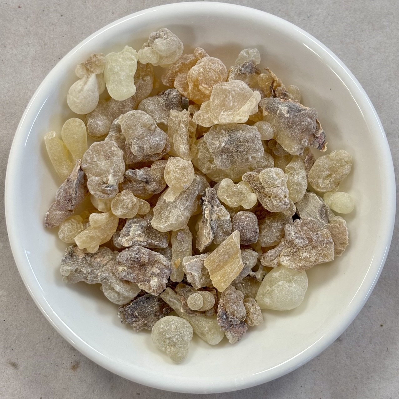 A tömjének királynőjének 2025-ös nyári szüretelésű, kézzel válagott apróbb szemcséjű változata.